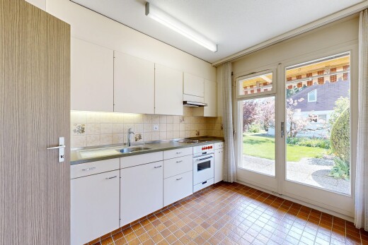 cuisine avec white cabinets, armoires blanches, four, inside property, et évier