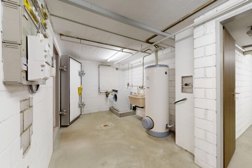 parking avec chauffe-eau et inside community