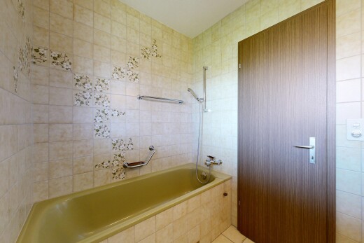salle de bains avec tile wall, mur en carrelage, tile floor, sol en carrelage, et inside property