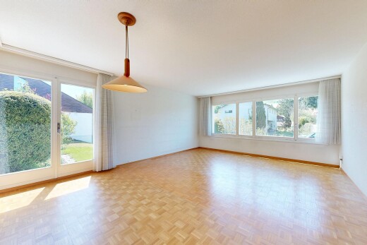 pièce vide avec wood finish floor, sol en finition bois, parquet floor, inside property, et natural light