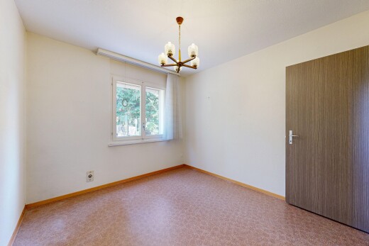pièce vide avec lustre remarquable, cloison sèche, drywall, plinthes murales, et baseboards wall