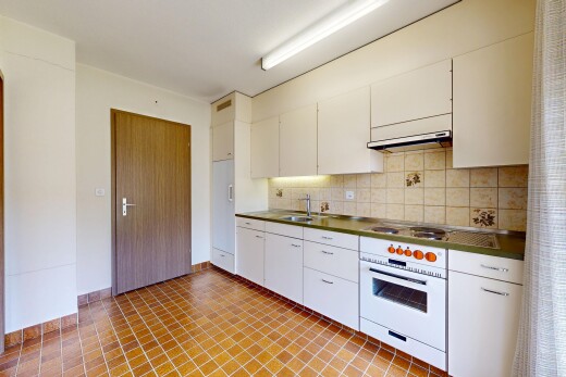 cuisine avec four, white cabinets, armoires blanches, inside property, et backsplash
