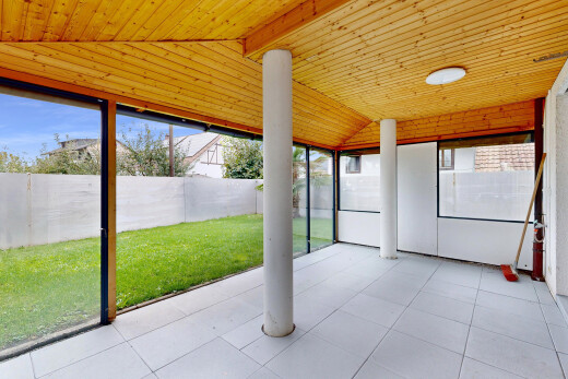 terrasse mit rasen, wintergarten, zaun, day time, und from property