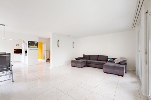 wohnzimmer mit gipskartonwand, drywall, gewölbte gehwege, fliesenboden, und tile floor