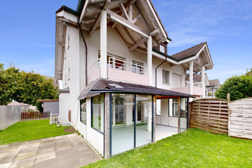 außenansicht mit property visible, rasen, stuckverkleidung, balkon, und terrasse
