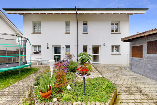 außenansicht mit trampolin, property visible, day time, und stuckverkleidung