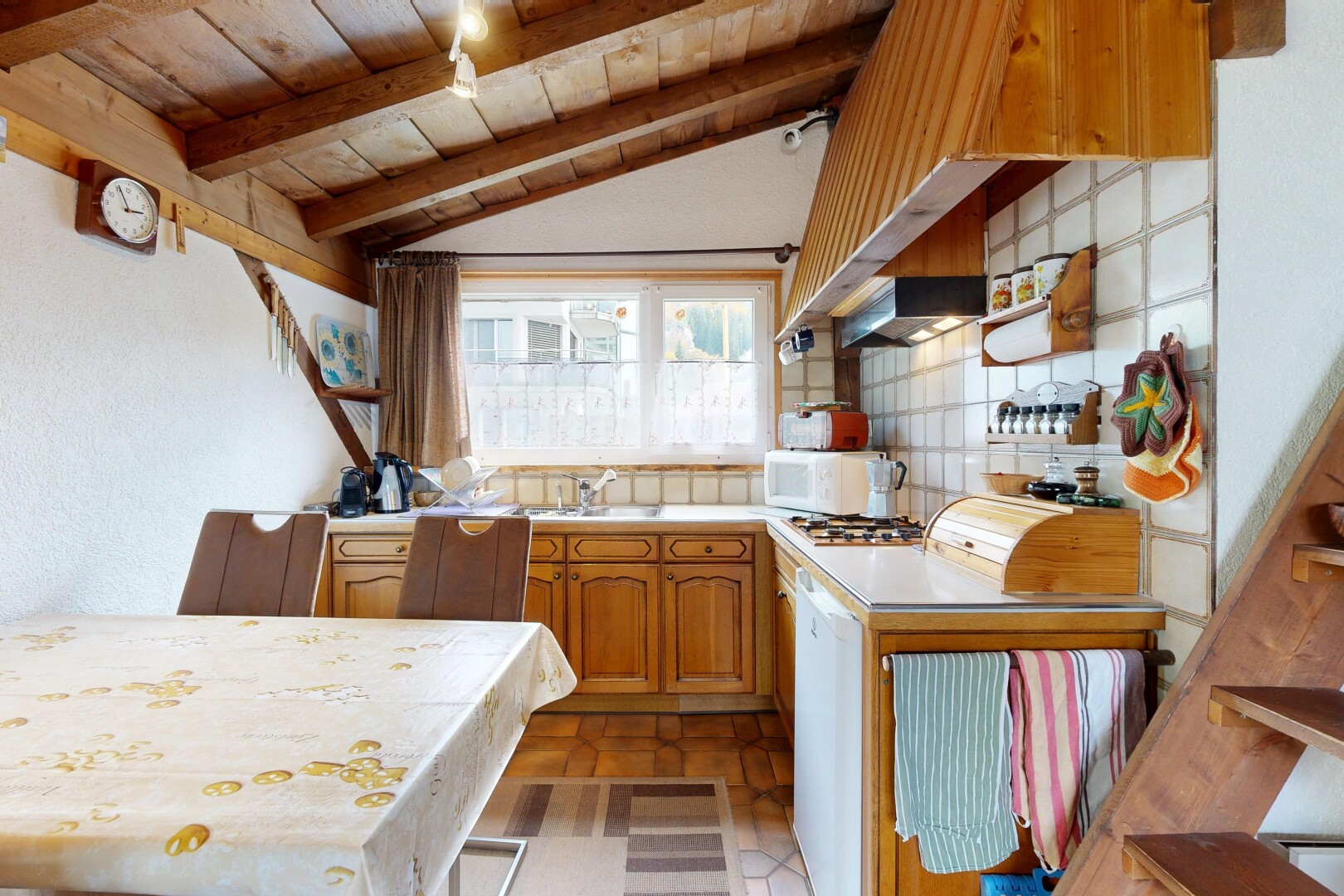 cuisine avec plafond voûté, vaulted ceiling, dosseret, backsplash, et plans de travail