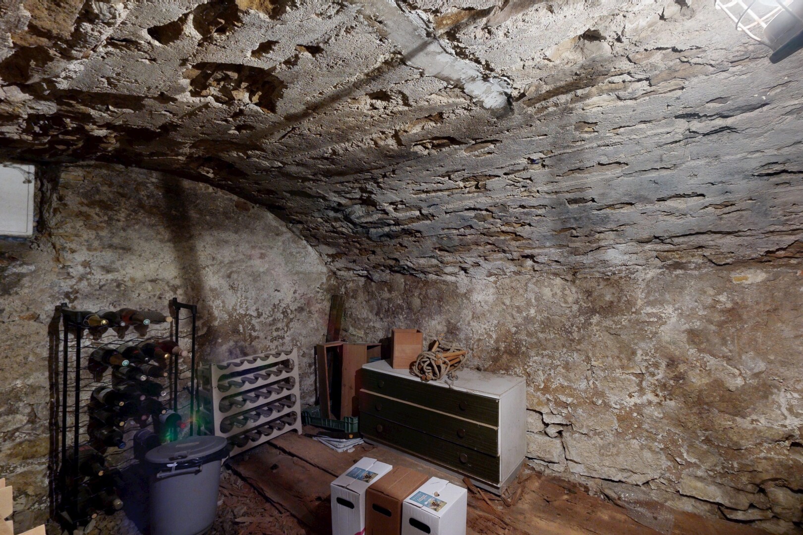 cave avec mur en pierre, stone wall, plafond voûté, et vaulted ceiling