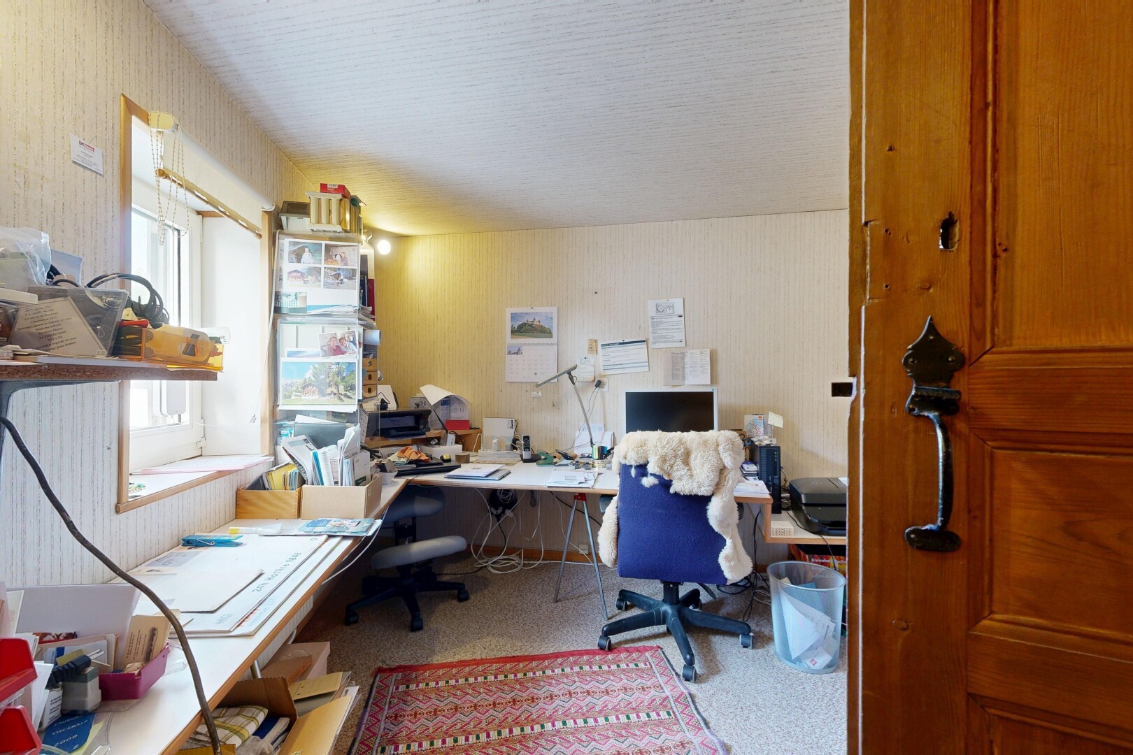 bureau avec inside property, espace bureau, natural light, lumière naturelle, et télévision