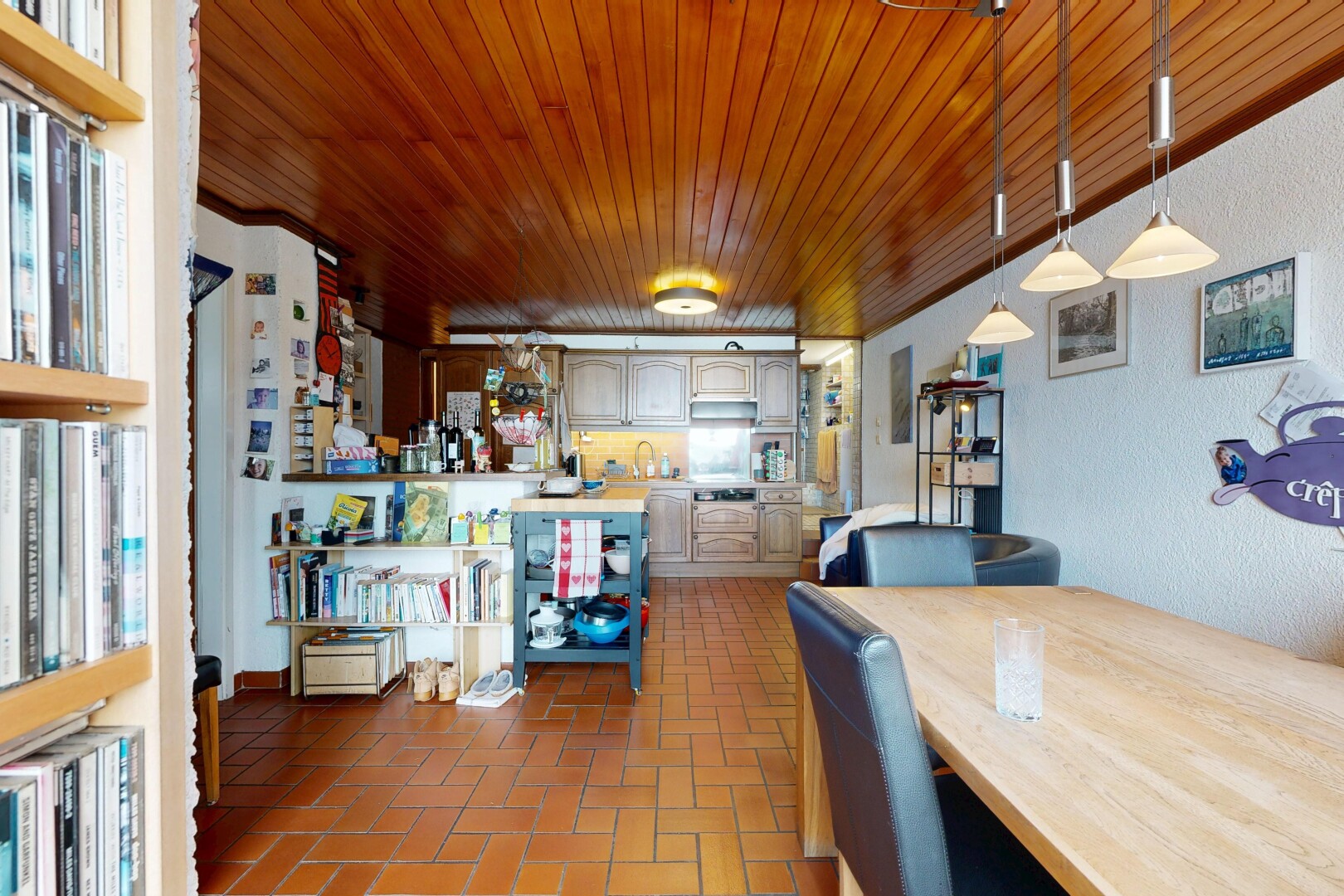salle à manger avec inside community, sol en finition brique, brick finish floor, brick tile, et plafond en bois