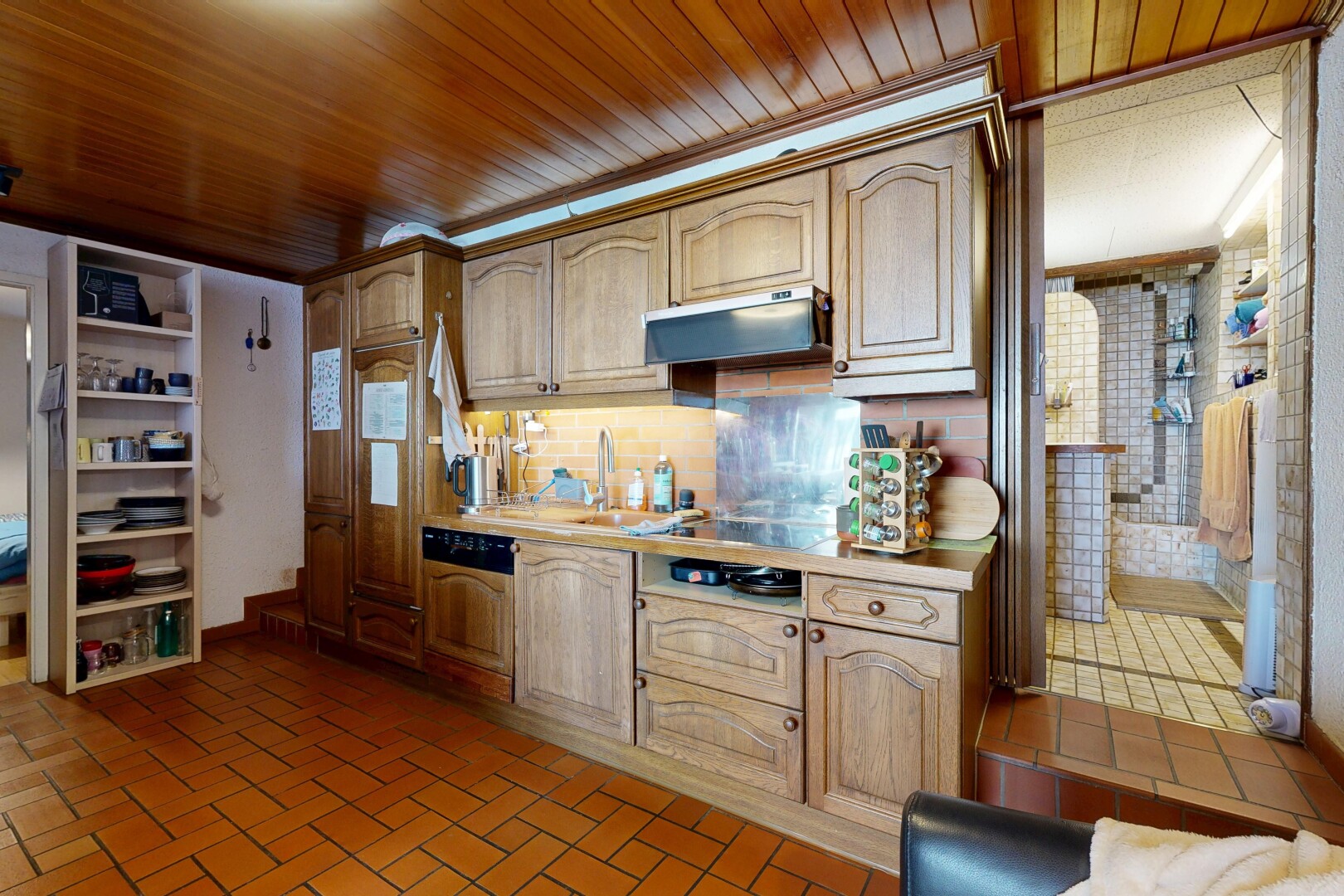 cuisine avec armoires en arc, plans de travail, inside property, hotte, et armoires élevées