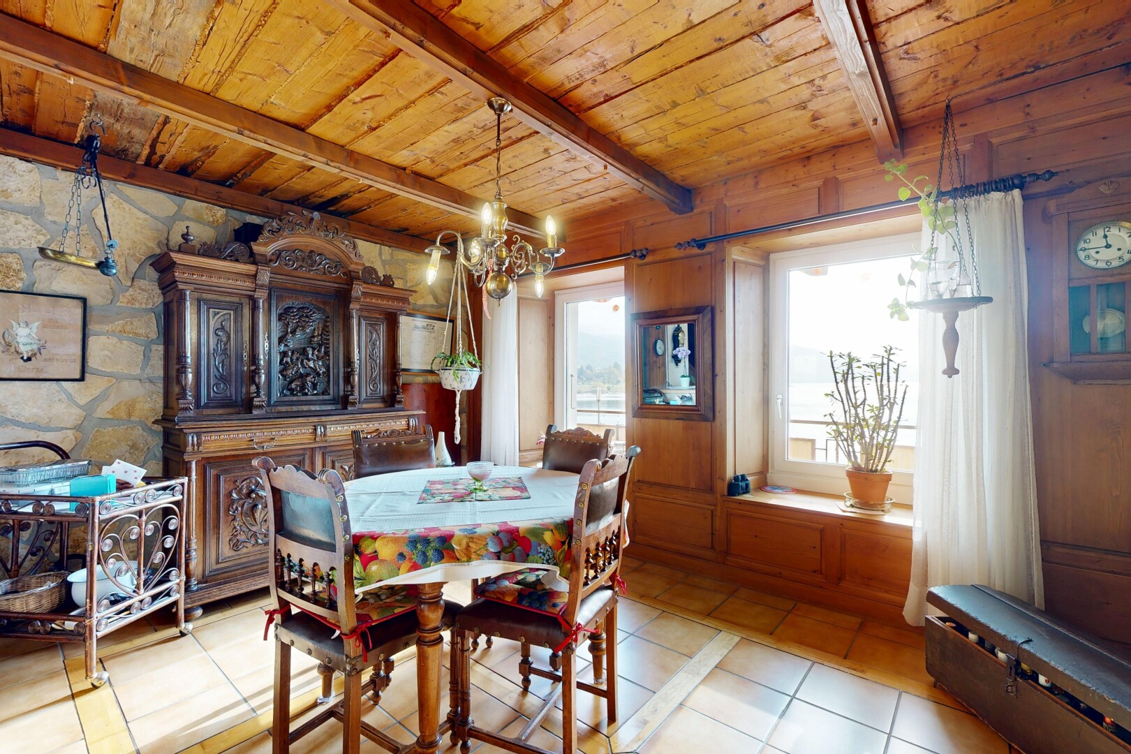 salle à manger avec sol en carrelage, tile floor, inside property, lumière naturelle, et natural light