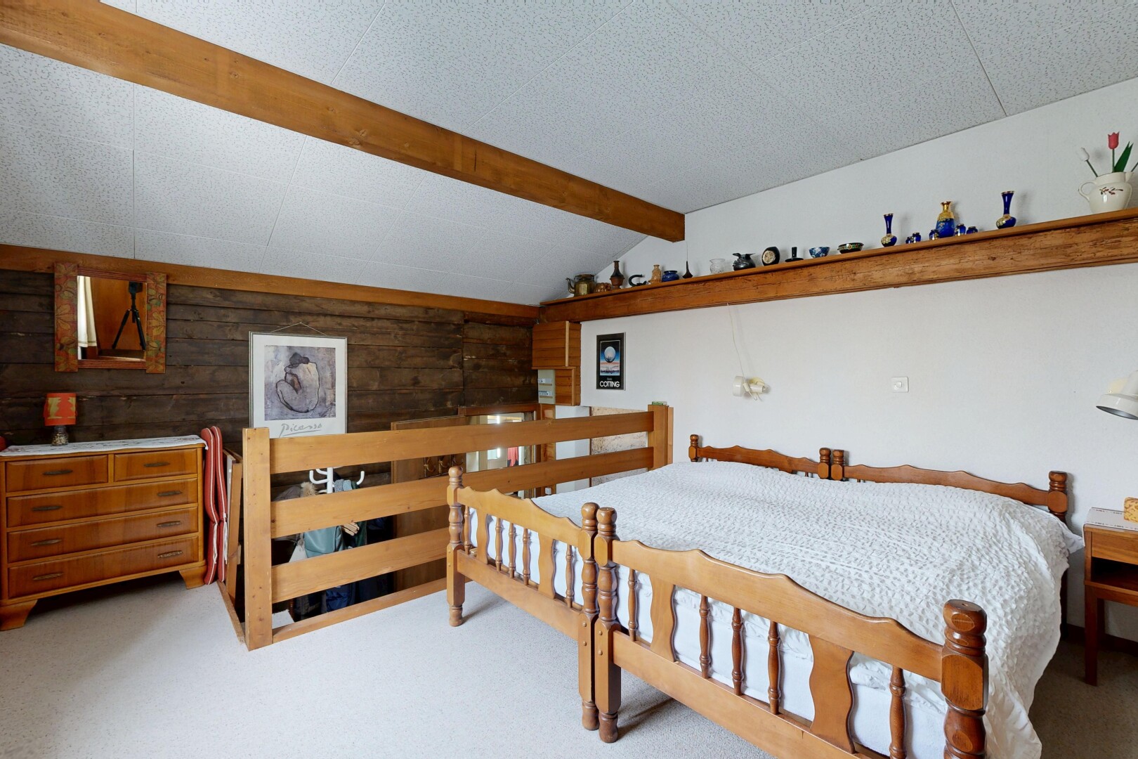 chambre avec mur en bois, wood wall, inside property, moquette, et carpet