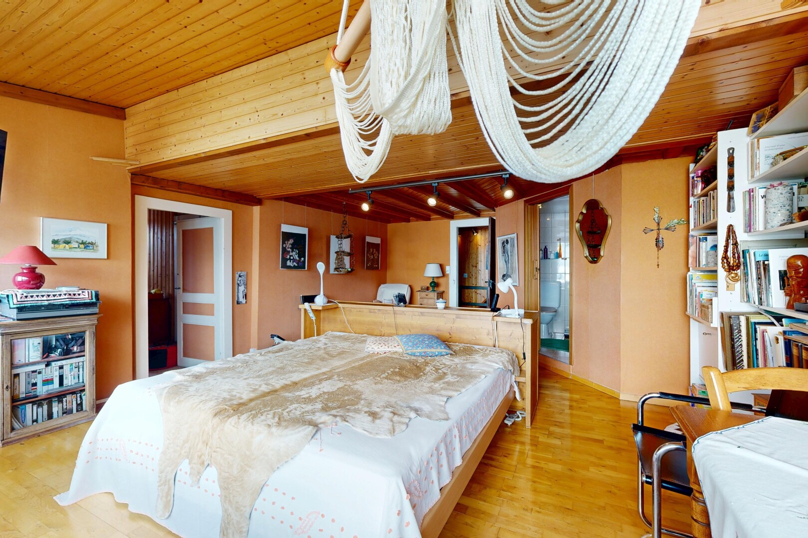 chambre avec wood ceiling, plafond en bois, wood finish floor, sol en finition bois, et drywall