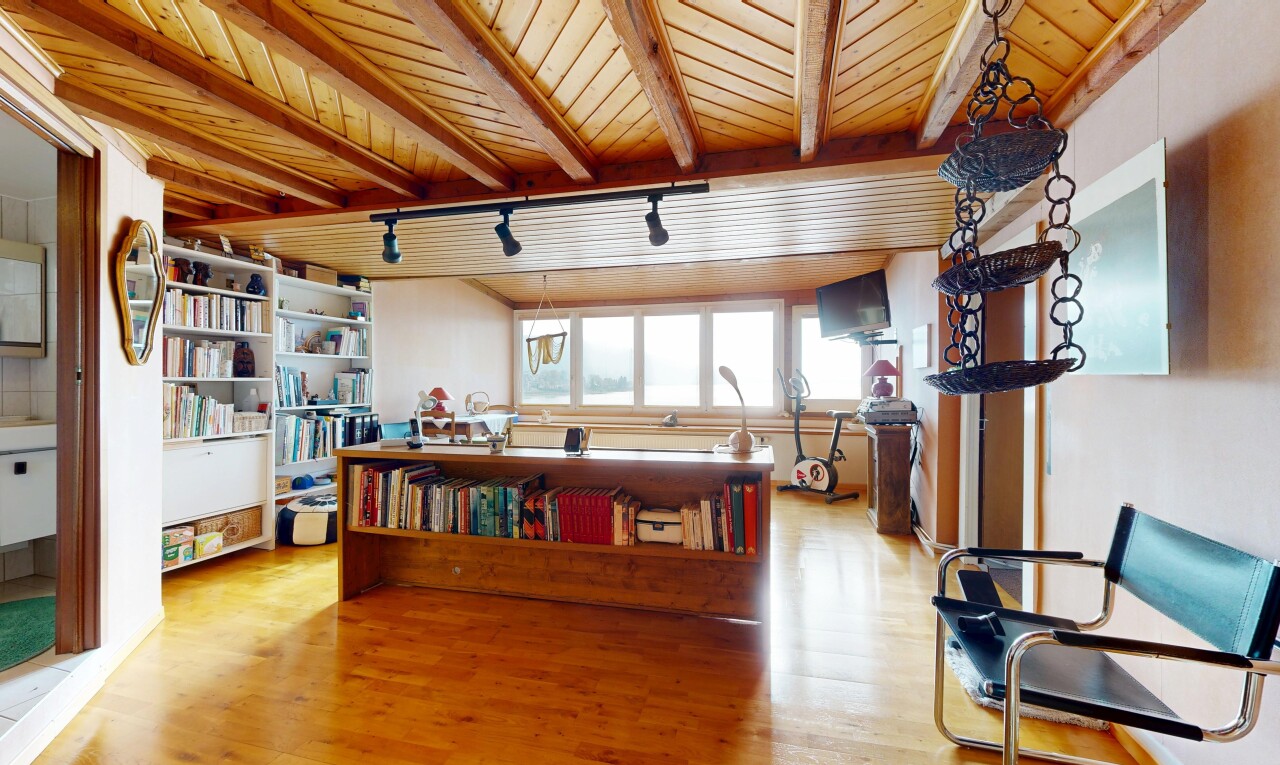 salon avec track lighting, éclairage sur rail, natural light, beamed ceiling, et lumière naturelle