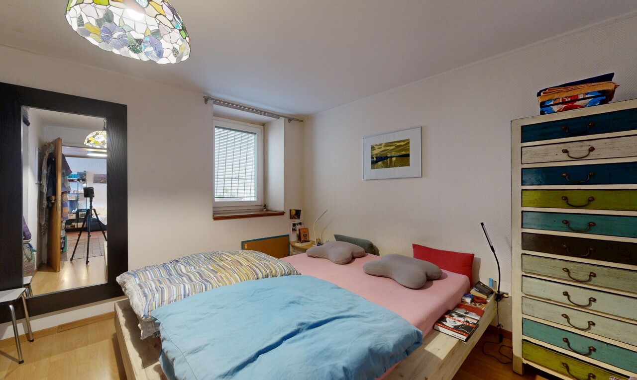 chambre avec drywall, cloison sèche, inside property, wood finish floor, et sol en finition bois