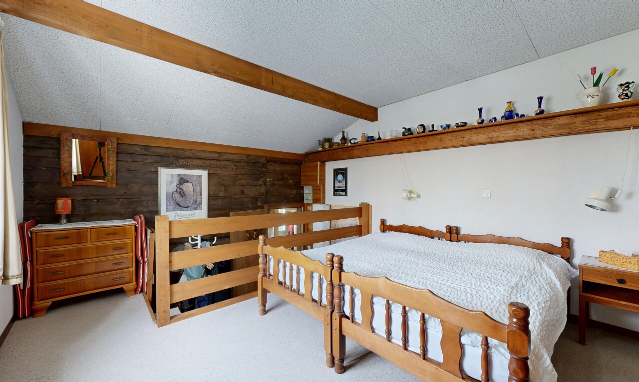 chambre avec mur en bois, wood wall, inside property, moquette, et carpet