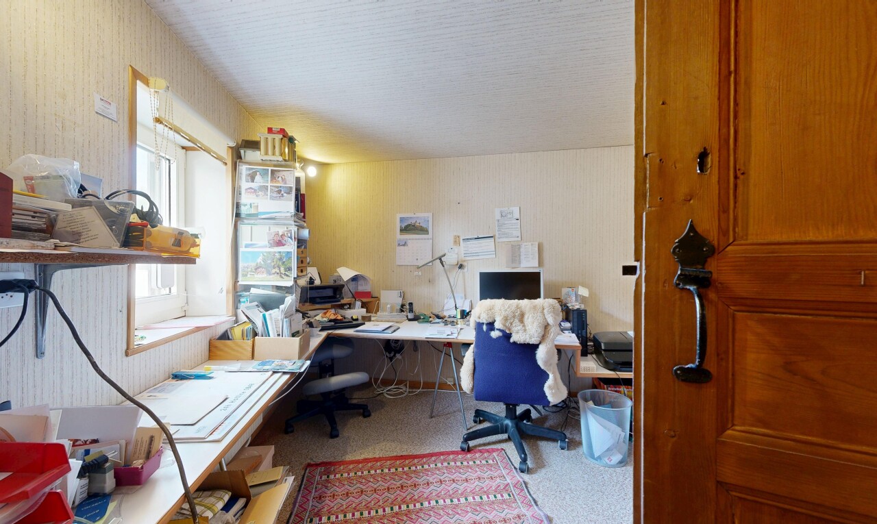 bureau avec inside property, espace bureau, natural light, lumière naturelle, et télévision