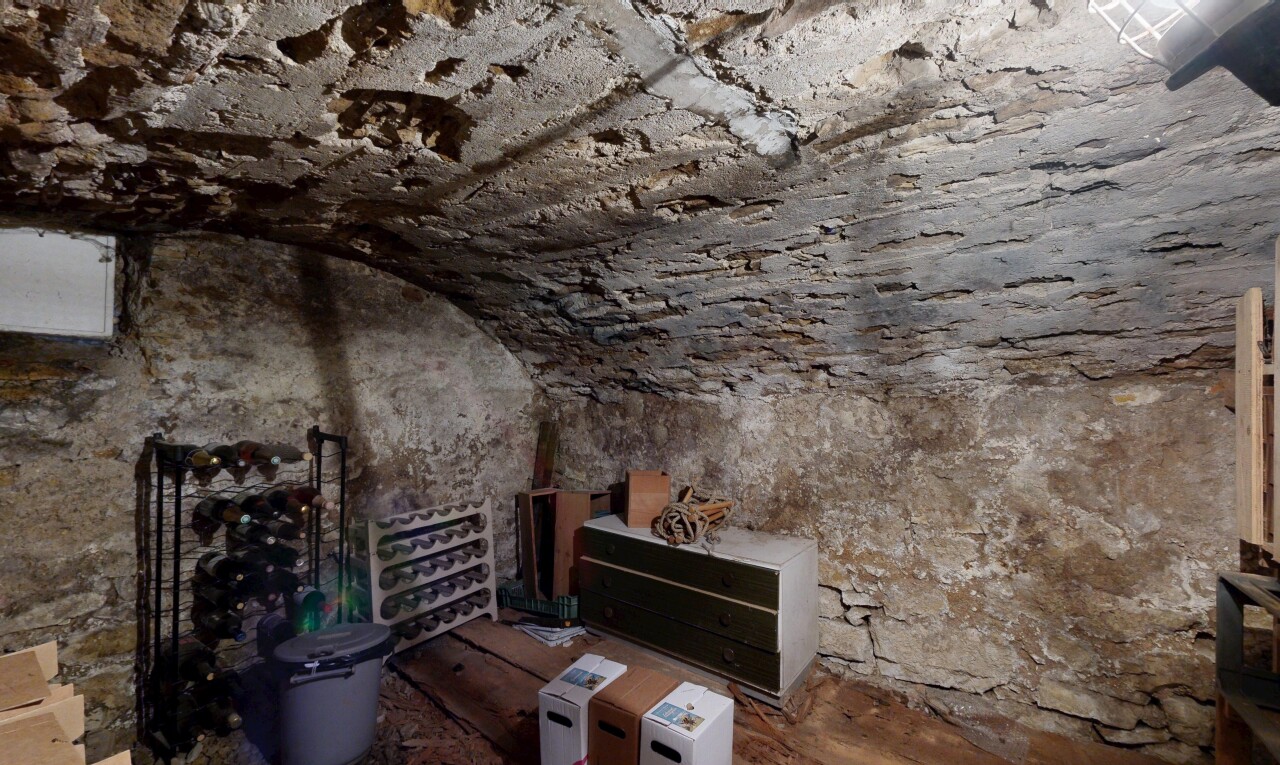 cave avec mur en pierre, stone wall, plafond voûté, et vaulted ceiling