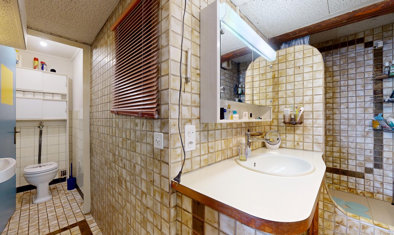 salle de bains avec tile wall, mur en carrelage, tile floor, sol en carrelage, et miroir