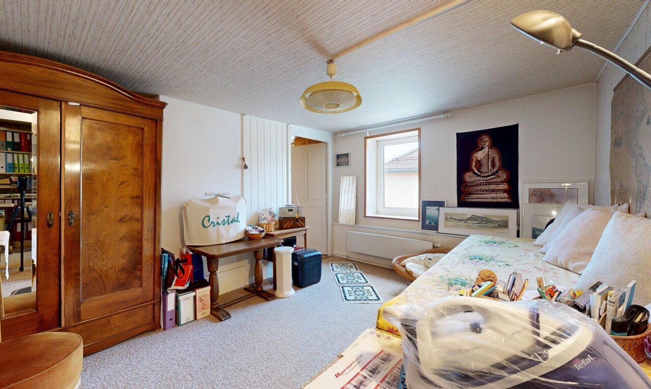 chambre avec natural light, lumière naturelle, inside property, carpet, et moquette