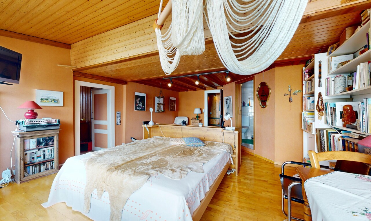 chambre avec wood ceiling, plafond en bois, wood finish floor, sol en finition bois, et drywall