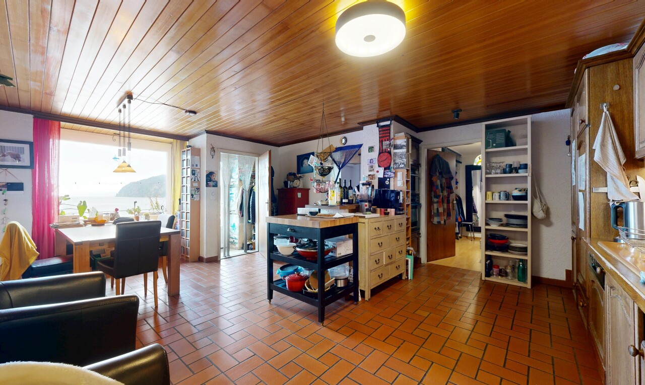 bureau avec lumière naturelle, natural light, inside property, sol en finition brique, et brick finish floor