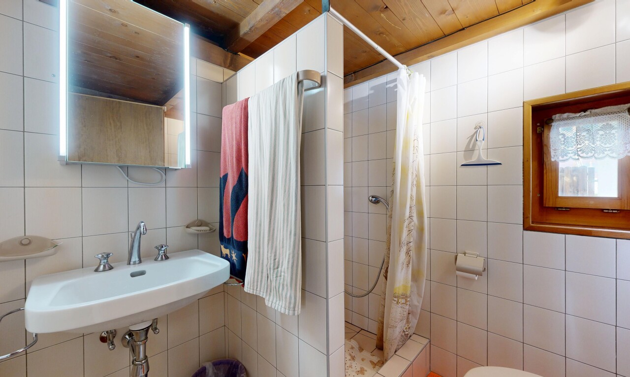 salle de bains avec tile wall, mur en carrelage, salle de bain complète, douche, et inside property