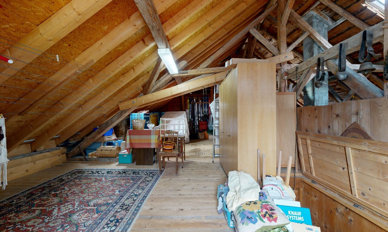 salle à manger avec vaulted ceiling, plafond voûté, low ceiling, plafond bas, et inside property