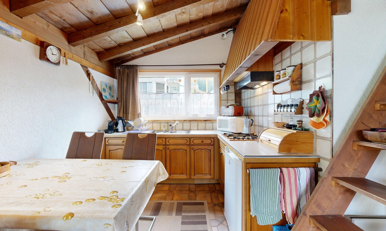 cuisine avec plafond voûté, vaulted ceiling, dosseret, backsplash, et plans de travail