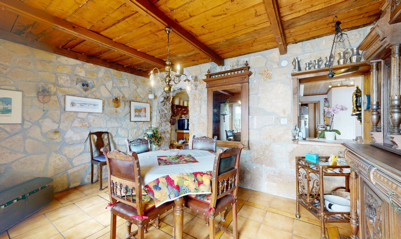 salle à manger avec stone wall, mur en pierre, wood ceiling, plafond en bois, et inside property