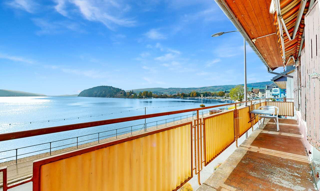 balcon avec from property, day time, vue sur l'eau, et water view