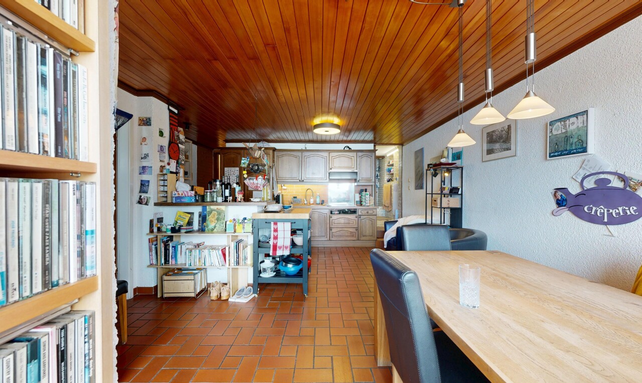 salle à manger avec inside community, sol en finition brique, brick finish floor, brick tile, et plafond en bois