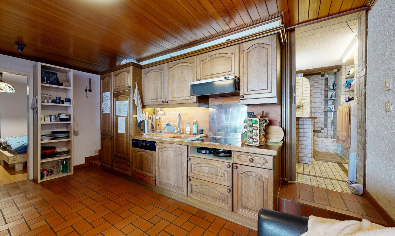 cuisine avec armoires en arc, plans de travail, inside property, hotte, et armoires élevées