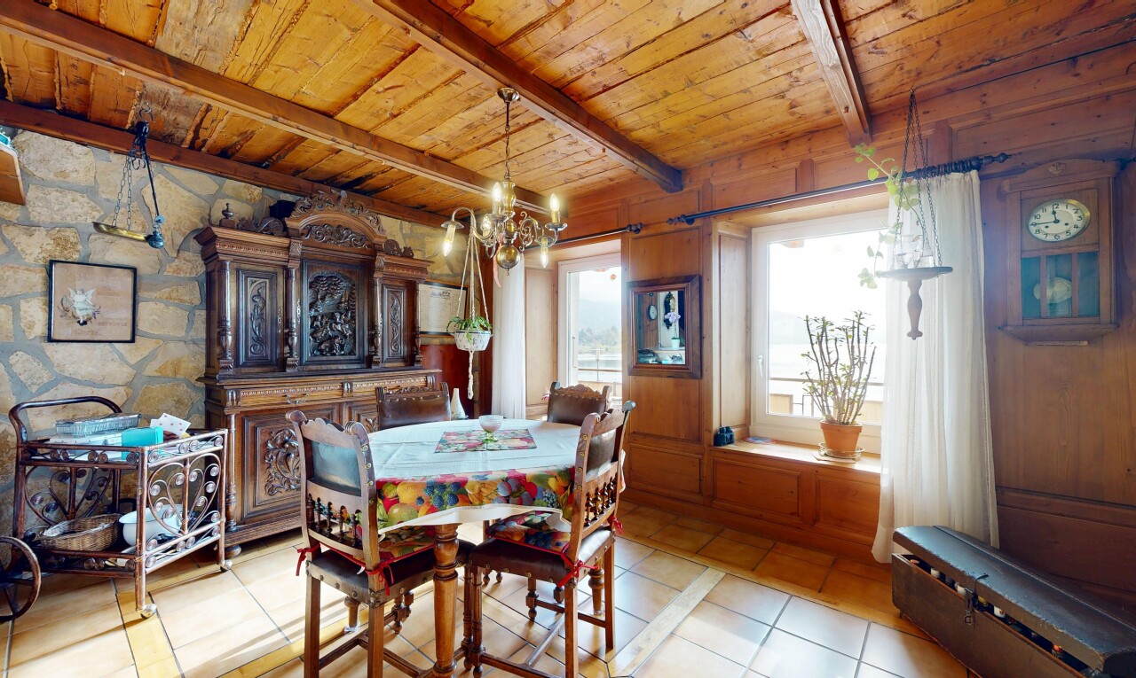salle à manger avec sol en carrelage, tile floor, inside property, lumière naturelle, et natural light