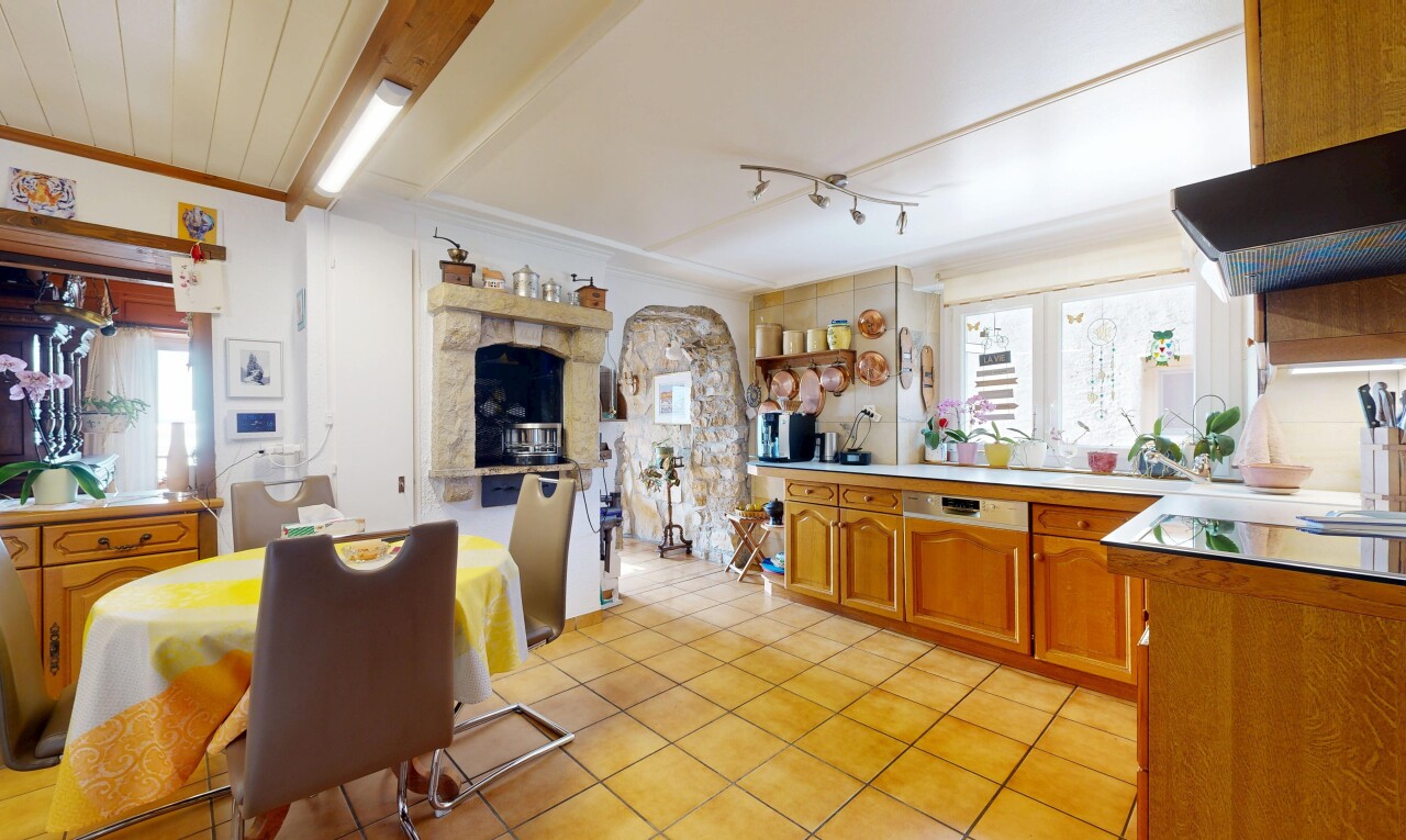 cuisine avec armoires marron moyen, armoires en arc, natural light, lumière naturelle, et inside property