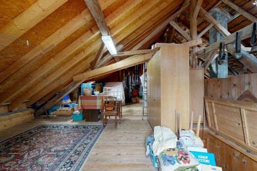 salle à manger avec vaulted ceiling, plafond voûté, low ceiling, plafond bas, et inside property