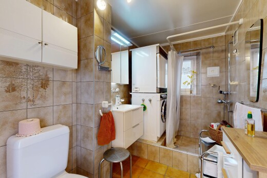 salle de bains avec mur en carrelage, tile wall, lavabo (ou coiffeuse selon le contexte), salle de bain complète, et douche