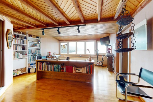 salon avec track lighting, éclairage sur rail, natural light, beamed ceiling, et lumière naturelle