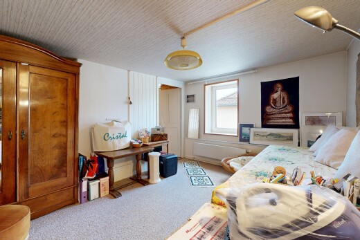 chambre avec natural light, lumière naturelle, inside property, carpet, et moquette