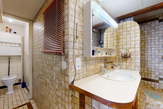 salle de bains avec tile wall, mur en carrelage, tile floor, sol en carrelage, et miroir