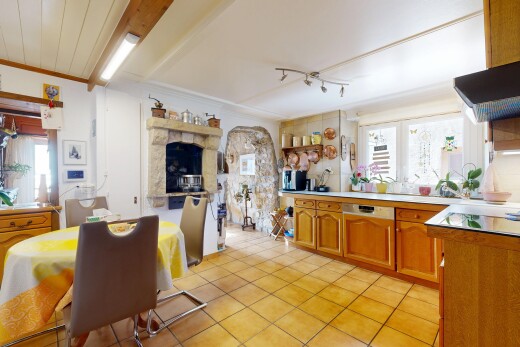 cuisine avec armoires marron moyen, armoires en arc, natural light, lumière naturelle, et inside property