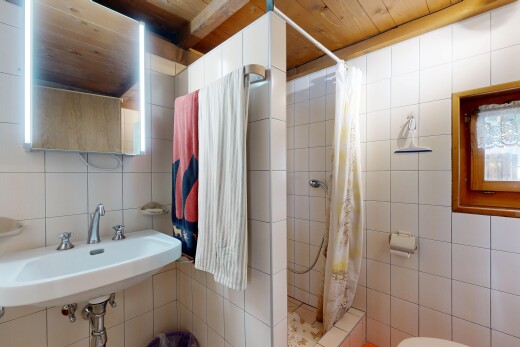 salle de bains avec tile wall, mur en carrelage, salle de bain complète, douche, et inside property