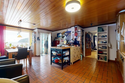 bureau avec lumière naturelle, natural light, inside property, sol en finition brique, et brick finish floor