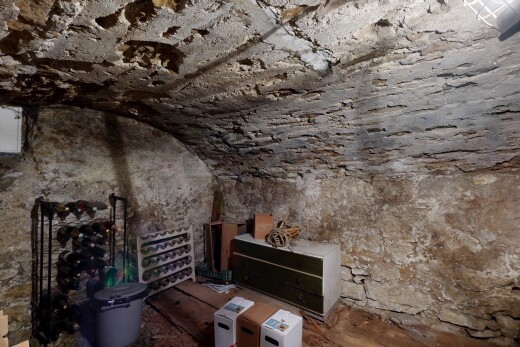 cave avec mur en pierre, stone wall, plafond voûté, et vaulted ceiling