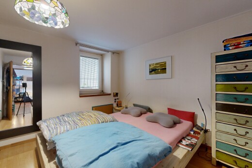chambre avec drywall, cloison sèche, inside property, wood finish floor, et sol en finition bois