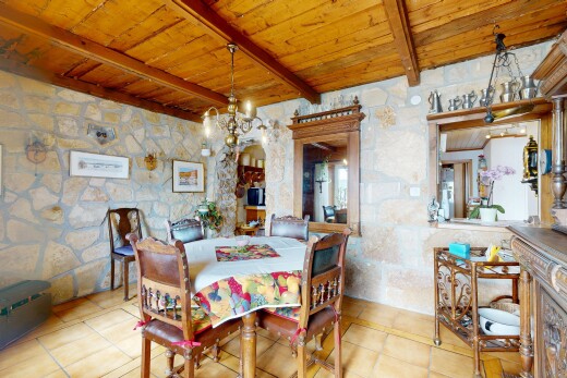 salle à manger avec stone wall, mur en pierre, wood ceiling, plafond en bois, et inside property