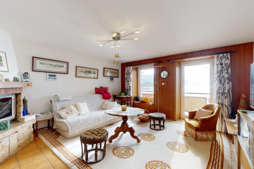 salon avec natural light, lumière naturelle, inside property, cheminée, et tile floor