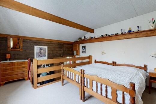 chambre avec mur en bois, wood wall, inside property, moquette, et carpet