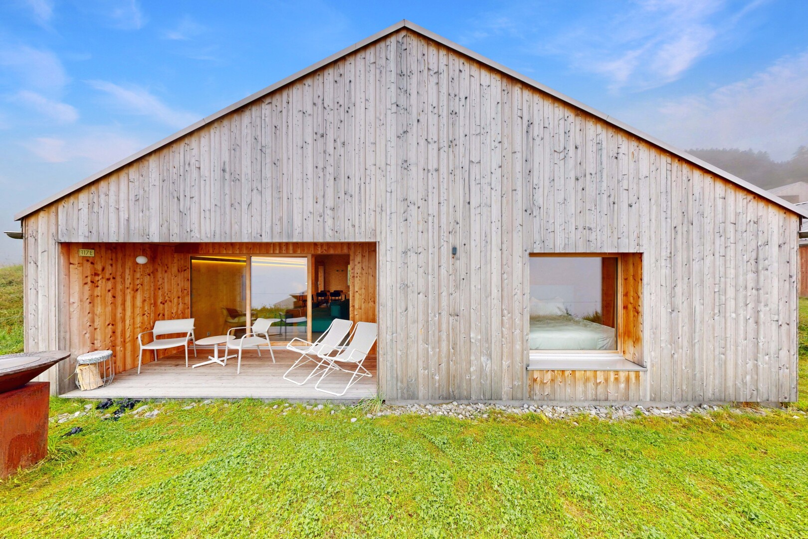 außenansicht mit vertikale verkleidung, property visible, day time, holzverkleidung, und terrasse